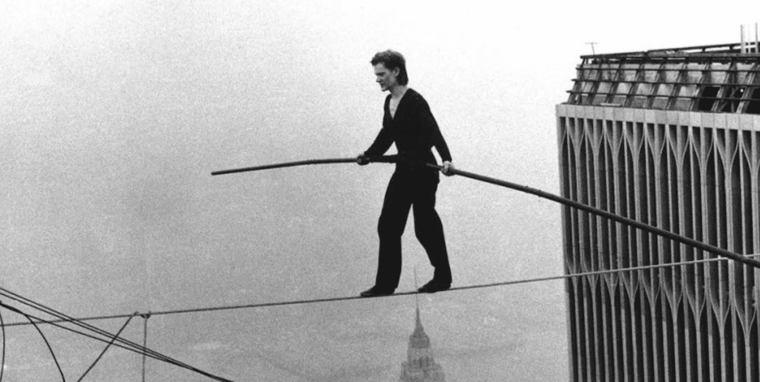 Scopri di più sull'articolo Philippe Petit, il funambolo che fece fermare Manhattan